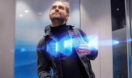 Izveidojiet emocionālu saikni ar mūziku liftā.