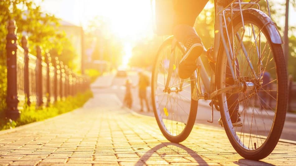 img_bike-in-the-city-park_951x535